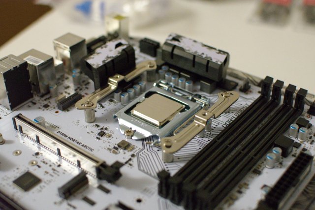 i7-6700K monté sur la carte mère B150M Mortar Arctic de MSI