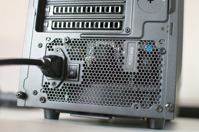 Vue arrière de l'alimentation RM550X de Corsair