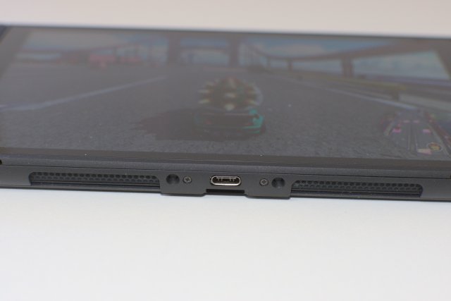 Port USB-C et entrées d'air de la Switch 2